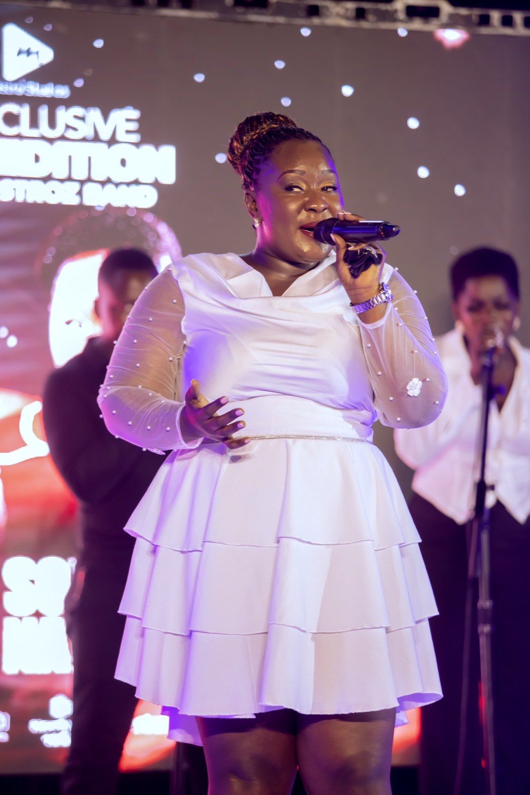 A backing vocalist performing at The Skyz Exclusive Ekikadde Edition